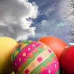 Πάσχα: Γιατί τσουγκρίζουμε κόκκινα αυγά;