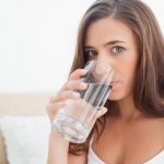 Τι συμβαίνει στο σώμα σας όταν πίνετε πάρα πολύ νερό