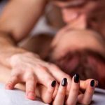 Πόσο σεξ «πρέπει» να κάνει ένα ζευγάρι; Η Tracey Cox καταρρίπτει τον μύθο του ιδανικού αριθμού