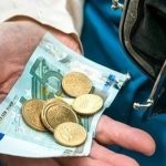 Με ποιες προϋποθέσεις μπορούν οι ανασφάλιστοι να λάβουν σύνταξη 418 ευρώ και σε ποια ηλικία